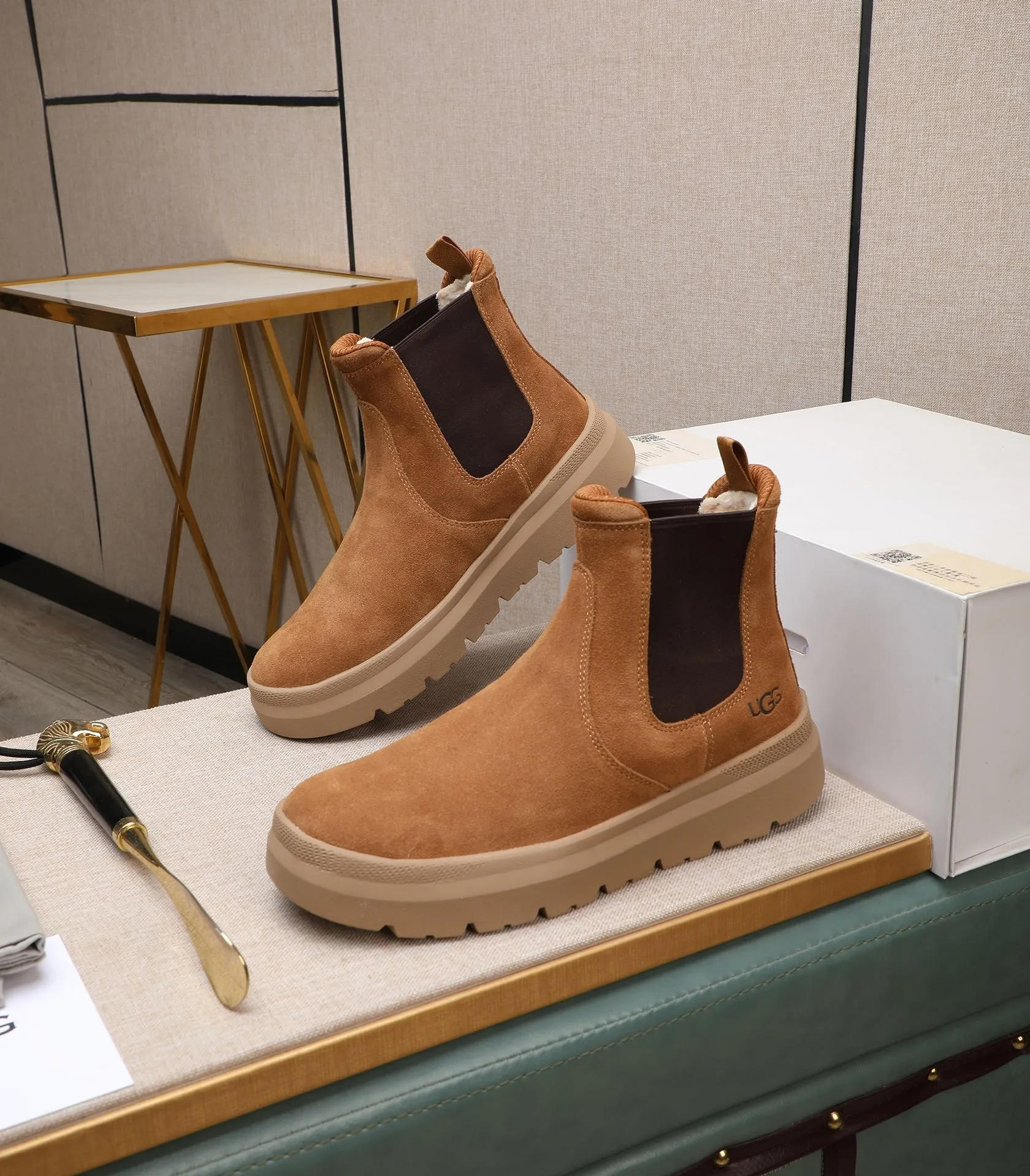 Men's shoes 💰620 Please note the quality of the original order and compare the thickness of the wool 🏮🏮 Popular UGG from Australia's warm luxury brand men's shoes, the official website is synchronized, Beckham men's style..., made of imported top-layer waxed cowhide, waxed toe cap, Australian genuine wool velvet lining Carefully sewn...Imported rubber Martin boots outsole (comfortable, soft and wear-resistant). I really like the quality..Exquisite workmanship. You can't put it down at first sight. Size 39-44